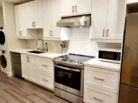 Designer-renovated 1 bedroom in Roncesvalles Village - บังกะโล