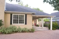 Walk .4 Miles to Texas A&M Campus and Aggie Park, Private Entry /Covered Parking - Apartments