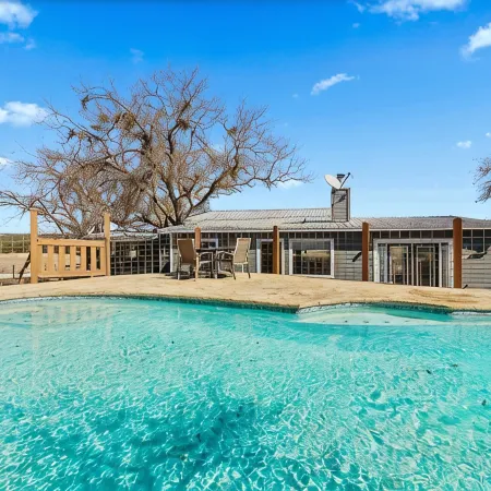 The Porch & Prairie Ranch, Sleeps 20! Peaceful Oasis, Pool, Jacuzzi, Events!