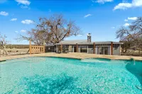 The Porch & Prairie Ranch, Sleeps 20! Peaceful Oasis, Pool, Jacuzzi, Events! - Pool