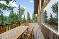 Welcome to Lemon Lodge! Relax and unwind in this private and secluded cabin.