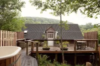 Lofty first floor barn conversion in stunning secluded setting. - Bungalow