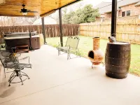 Cottage with hot tub! Hotels in Terrell
