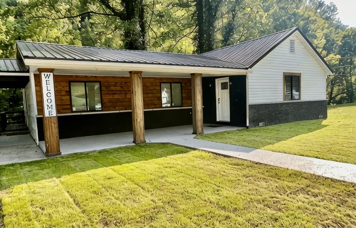 Creek View Retreat 3 Bedroom- 2 Full Bathroom.  Cozy home