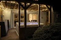 Luxury 5-Br Lakefront - Newly Renovated in 2026 - Private Hot Tub