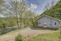 Cozy Riverfront Cabin - Chalets