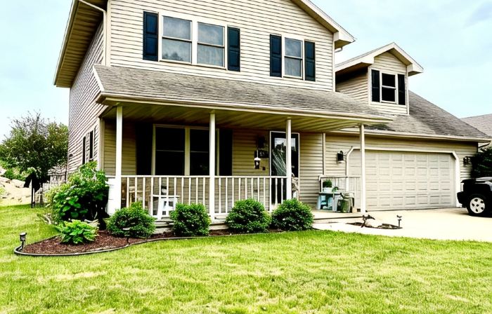 Cozy Home a few miles away from EAA & Sea Plane Base
