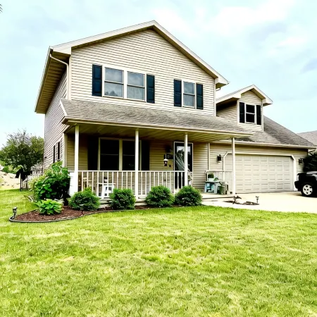 Cozy Home a few miles away from EAA & Sea Plane Base