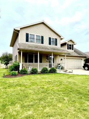 Cozy Home a few miles away from EAA & Sea Plane Base - Wi-Fi