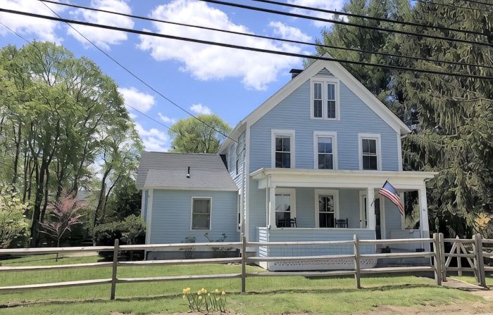 Classic Mystic Retreat Walking Distance to Downtown