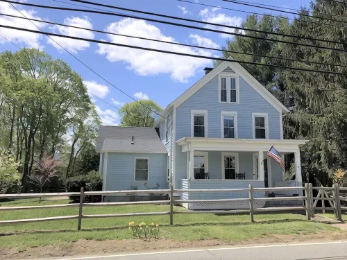 Classic Mystic Retreat Walking Distance to Downtown