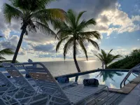 Coral Loft 4BR + 1 BR Oceanfront Villa w/ Private Pool & Beach in Grand Cayman -  case vacanza in affitto