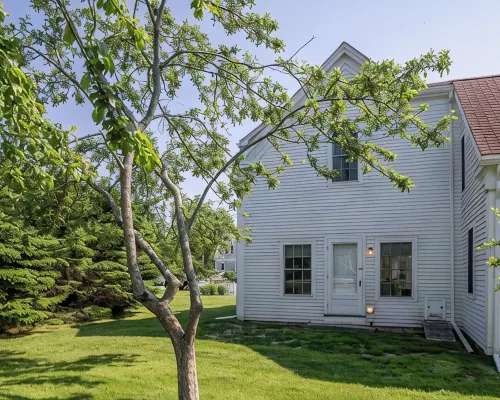 Dew Drop 2 Village Cottage, Steps to Harbor, Lawn & Boathouse Hotels in Saint George