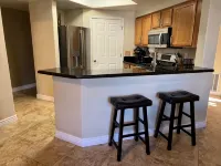 Gated Condo; pool,  hot tub, gym, 2 bedrooms, 2 bath, 5 min to Cardinals Stadium Hotels near Camelback Ranch