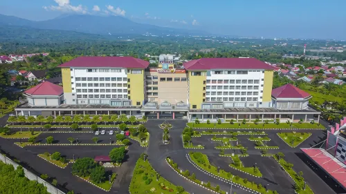 Sutan Raja Hotel & Convention Centre Manado - parking