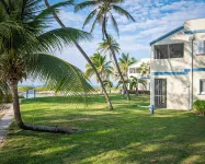 2023 Renovated The Retreat 17 Oceanview ground floor condo steps to ocean/beach - Pools