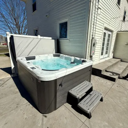 Downtown Yellow Springs- Walkable. Hot Tub. Fire Pit + Pets Welcome