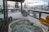 Chalet Champagne Luxury. TRUE ski in/out, 4 bed/4 bath Magnificent Views Hot Tub - 4 Sao
