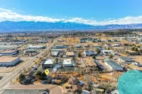 180° Mountain Range Views and Centrally Located