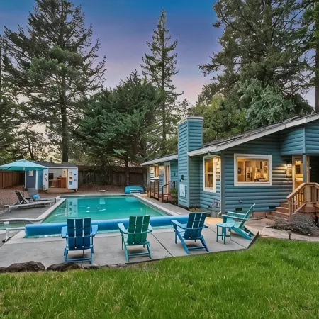 Modern Log house! Private Pool! Spa! Close to town