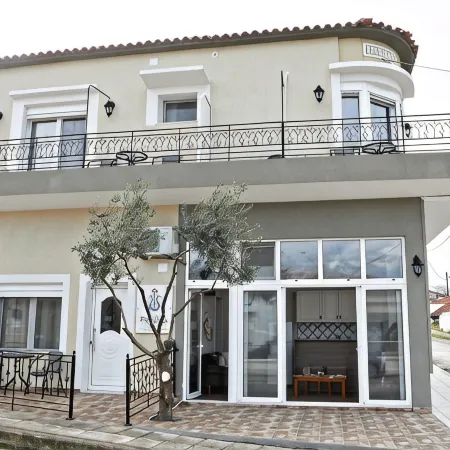 Romilia Guesthouse Отели рядом с достопримечательностью «Ратуша»