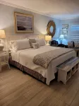BEACH, POOL, SUNSETS in the Heart of Old Naples! - ติดทะเล