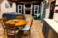 Great Remodeled Pet Friendly Cottage! Walk to Downtown and and the Lake!