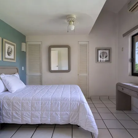 Beautiful 2 BR condo, pool, tenis court on Palma Real golf course