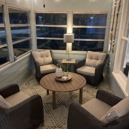 Beachy Bungalow in the heart of Dunedin; 5 minute walk to downtown