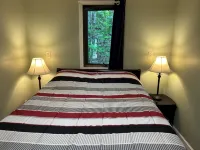 The Bungalow. Cedar shake cabin near Mount Bohemia, boat launch, beach. Private