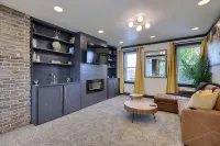 Modern Downtown Lancaster Apt – Walk to Train & Amtrak