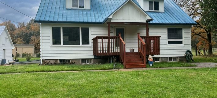 Cozy retreat on 3 acres near Lost Creek Lake. Pet Friendly Hotels in Jackson County