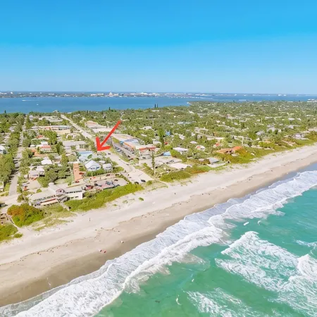 Beautiful downtown Melbourne Beach renovated apartment one block from the beach!