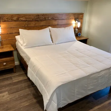 Renovated Cozy Chic North Fork Cottage, steps away from the Beach & Wine Trail!!