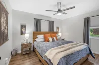 Family Friendly & Cheerful Blue Jay Ranch House close to KSU stadium - Kitchens