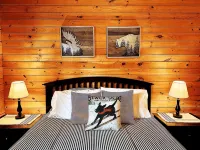 Cozy 2-bedroom cabin in welcoming Sangerville with WiFi - Homestays