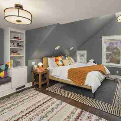 Luxury Family Retreat! ~ PacMan ~ Peloton ~ DogsOK Rooms