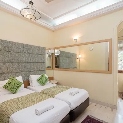 Regent Hotel Отели рядом с достопримечательностью «Марин Драйв»