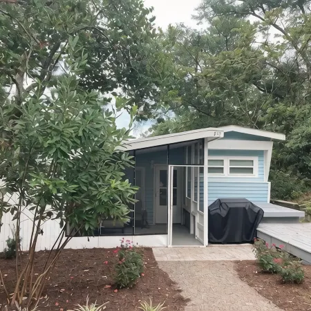 2Br/2BA, Clean, Comfy & Steps from Dining & Sound w/ Tesla Charging Station