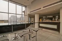 雷奧拉套房飯店