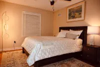Cozy, stylish spot with great amenities—walk to food, shops & 15 min DEC airport - WiFi