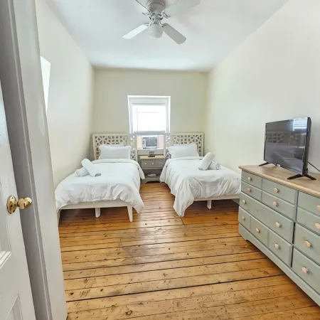 Alice Pet-Friendly Downtown Newport Rental with Parking