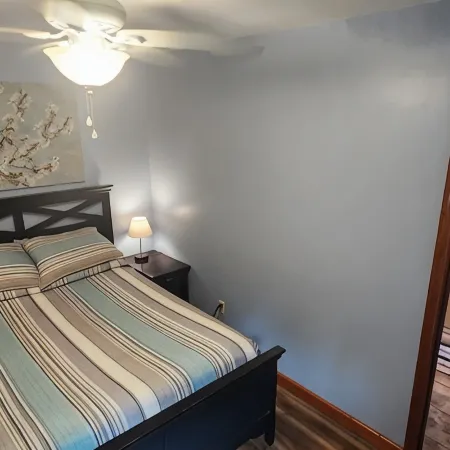 Sunset cottage complete w/large deck, fire pit and mins away from public beach