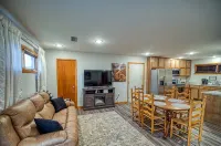 BrickHouse off the Square - Cozy 3 bedroom house - Homestays