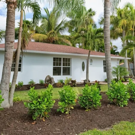Estey Oasis. Heated Pool! Close to Beaches/5th Ave!