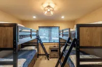Gorgeous Chalet Cabin w/NEW HOT TUB near National Parks and loaded w'/Amenities!