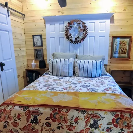 Charming NEW 2 BR Cottage, WiFi & Pet Friendly in Convenient Steele Hotels in St. Clair County