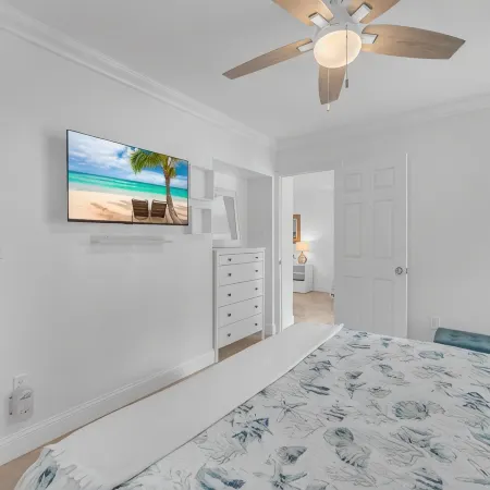 Key Biscayne Gem — Steps to Beach, Pool Views, King Bed, Parking