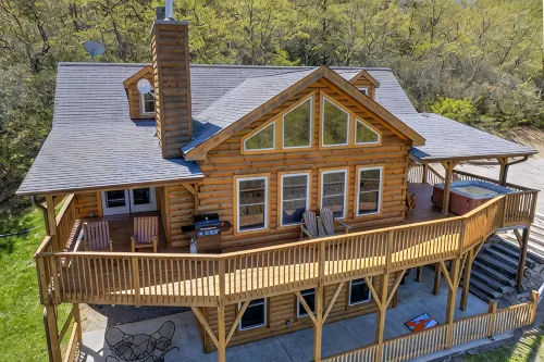 Log Home with Amazing Views of MT. Mitchell/Fireplace /Hot Tub/Pet Friendly