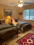 Nestled in the pines on 2 acres, secluded, close-to-nature house. Pet-Friendly! - balcón